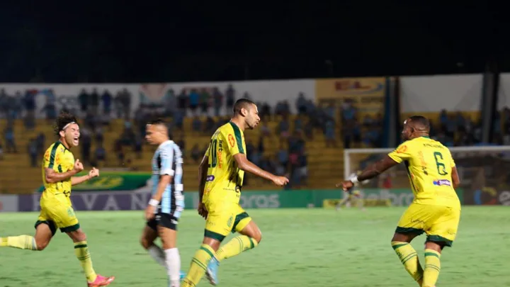 Jogadores do Mirassol comemoram gol contra o Grêmio no Estádio José Maria de Campos Maia em abril de 2025