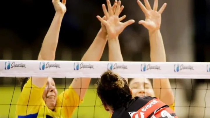 Jogadoras do Barueri W e ABEL Moda Volei W disputam bola na rede durante partida da Superliga Feminina em dezembro de 2024