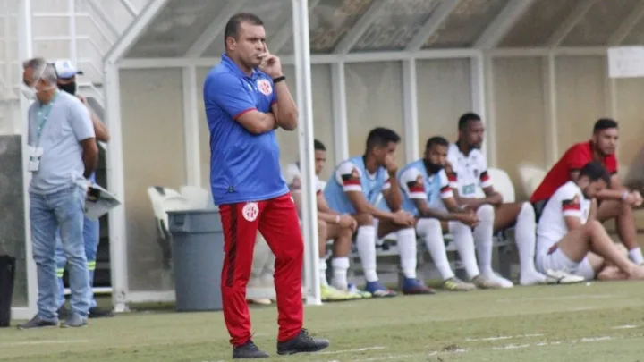 Renatinho Potiguar no banco de reservas do Piauí durante partida da Copa do Nordeste 2026