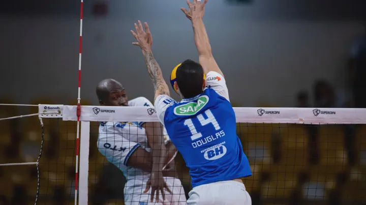 Jogadores de Minas e Sada Cruzeiro em disputa de bola durante partida da Superliga Masculina em janeiro de 2025