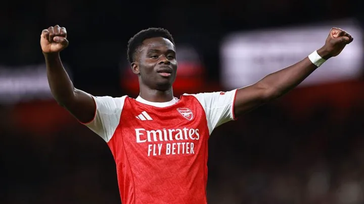 Bukayo Saka com a camisa do Arsenal e Raúl Jiménez com a do Wolverhampton em duelo na Premier League