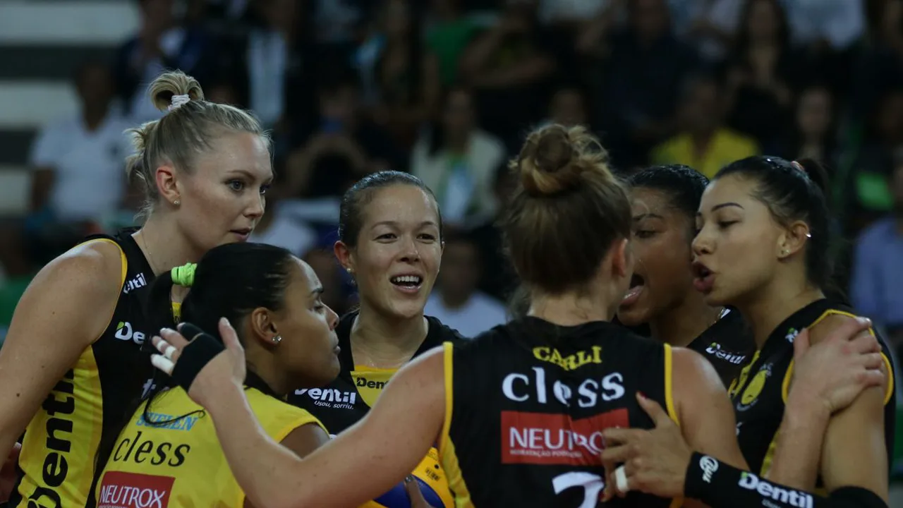 Jogadoras do Praia Clube W e Minas W em disputa de bola durante a Superliga Feminina 11, dezembro de 2024