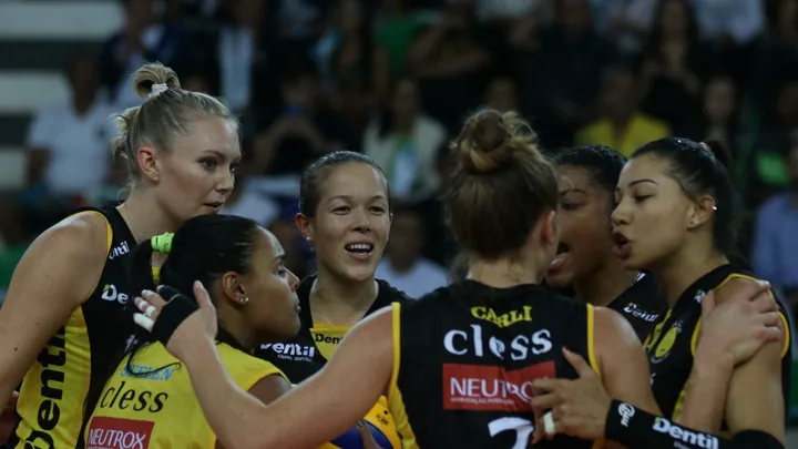 Jogadoras do Praia Clube W e Minas W em disputa de bola durante a Superliga Feminina 11, dezembro de 2024