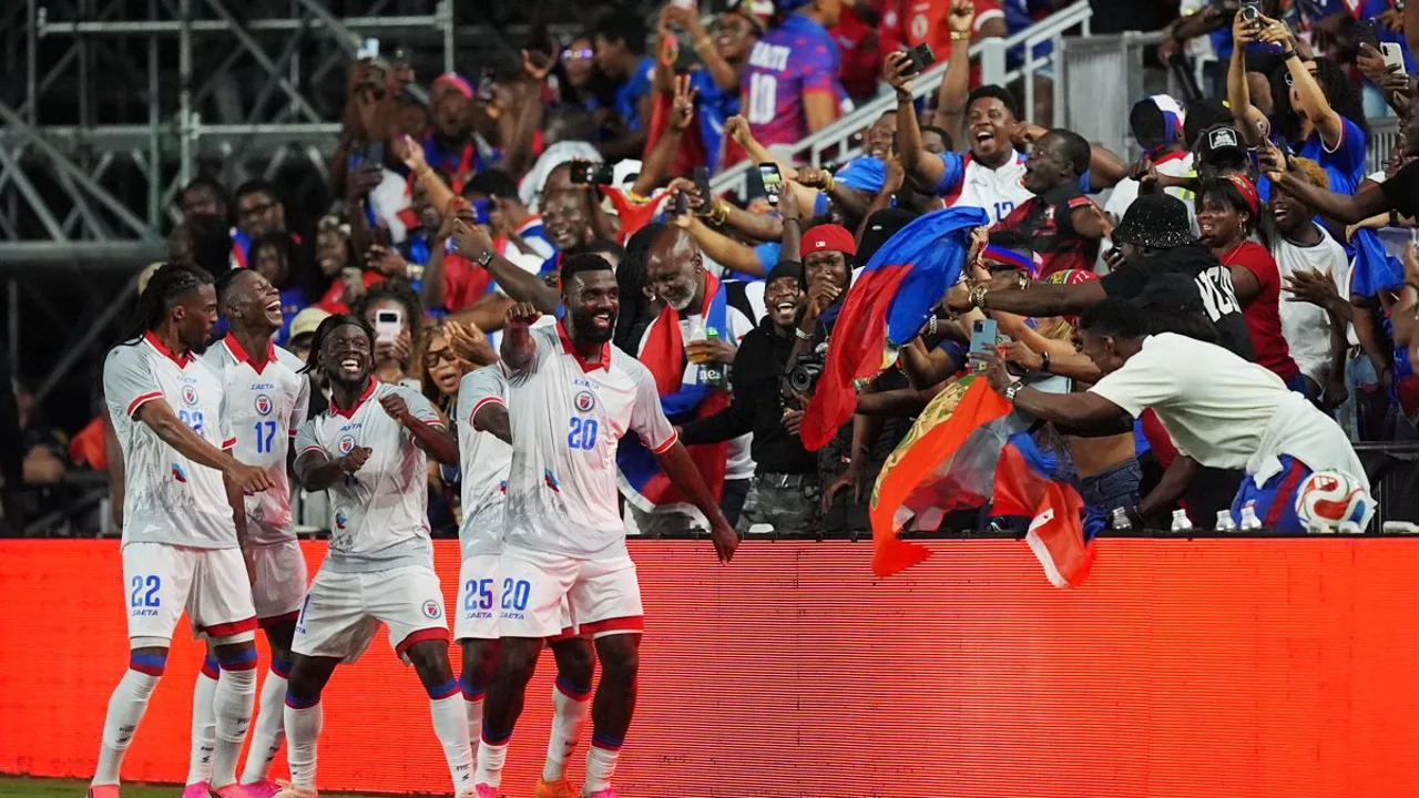 Moussa Djitté pelo Club Guarani e Nuno Da Costa pelo Bolívar, dois atacantes rivais na Copa Sul-Americana 2026
