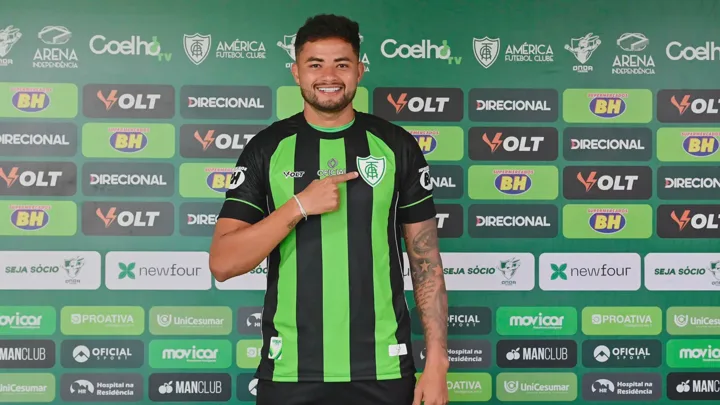 Val Soares, meia do América Mineiro, com a camisa 97 durante partida do Brasileirão Série A 2026