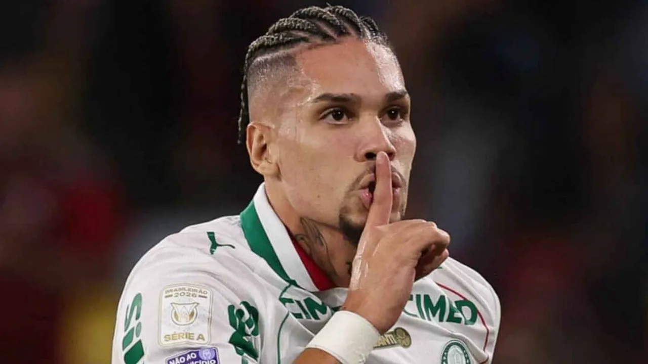 Paulinho, atacante do Palmeiras, comemorando gol com a camisa 10 no Brasileirão 2026