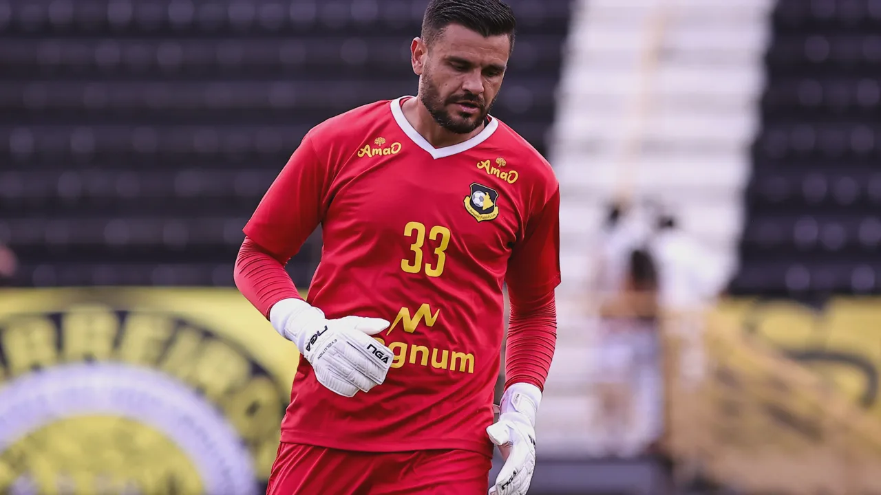 Alex Alves, goleiro do São Bernardo, sob as traves durante partida da Série B de 2026