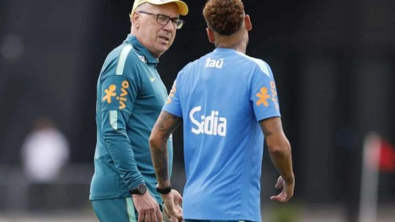 Carlo Ancelotti observa treino da Seleção Brasileira com Neymar em campo durante a Copa do Mundo 2026