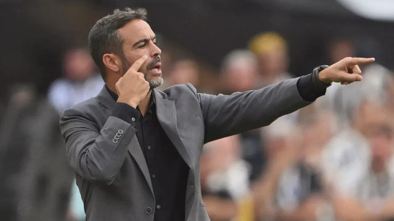 Artur Jorge, treinador do Cruzeiro, observando o jogo na beira do campo no Brasileirão Série A 2026