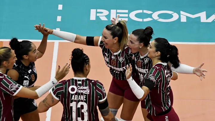 Jogadoras do Fluminense W comemoram vitória por 3 sets a 2 sobre o Mackenzie W na Superliga Feminina, dezembro de 2024