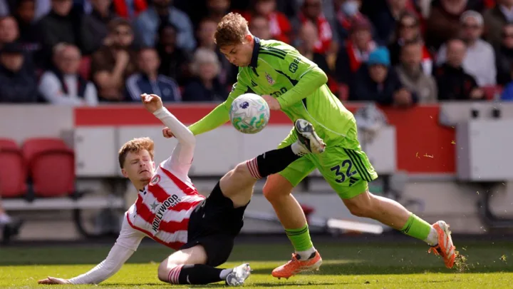 Keane Lewis-Potter com a camisa do Brentford e Douglas Teixeira com a camisa do Avaí, em montagem comparativa