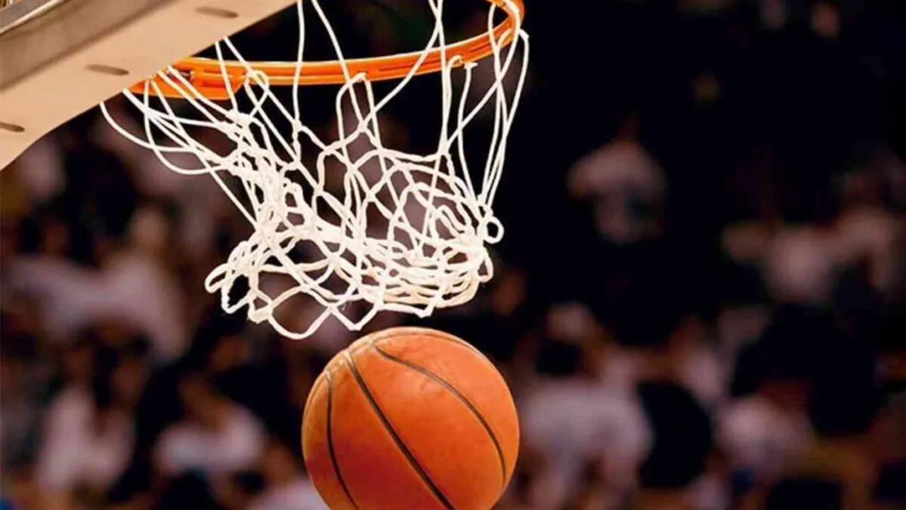 Quadra de basquete vazia com iluminação dramática representando a fundação da NBA em 1946