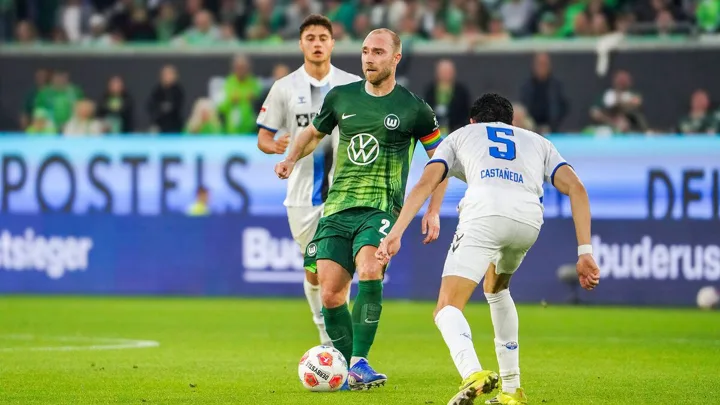 Marc Albrighton, meia do VfL Wolfsburg, com a camisa 24 durante partida da Bundesliga 2025/2026