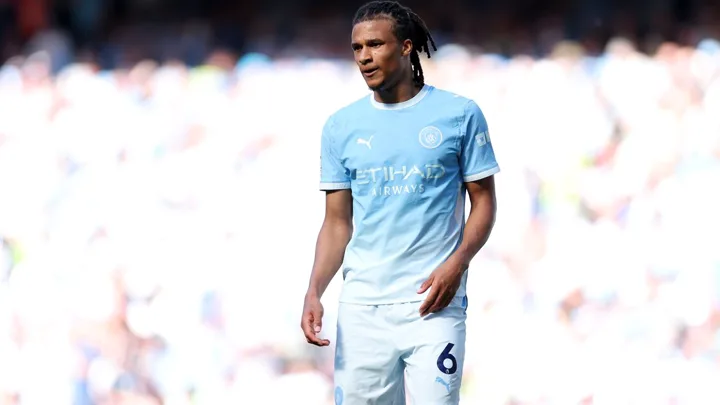 Nathan Aké, zagueiro holandês do Manchester City, em ação defensiva com a camisa número 6