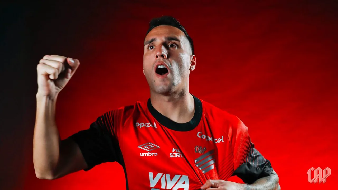 Gastón Benavídez, zagueiro do Athletico PR, em disputa de bola durante partida do Brasileirão Série A 2026