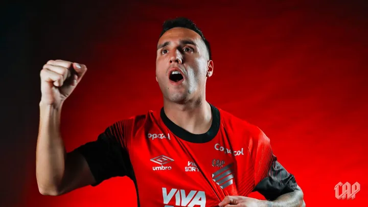 Gastón Benavídez, zagueiro do Athletico PR, em disputa de bola durante partida do Brasileirão Série A 2026