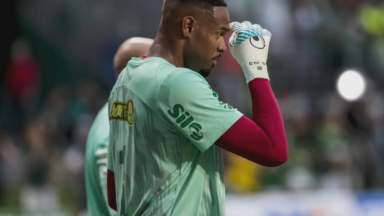 Carlos Miguel, goleiro do Palmeiras, posicionado sob as traves durante partida do Brasileirão Série A 2026