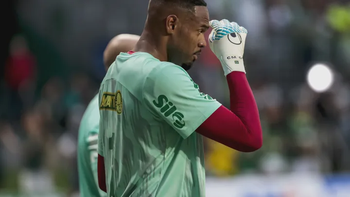 Carlos Miguel, goleiro do Palmeiras, posicionado sob as traves durante partida do Brasileirão Série A 2026