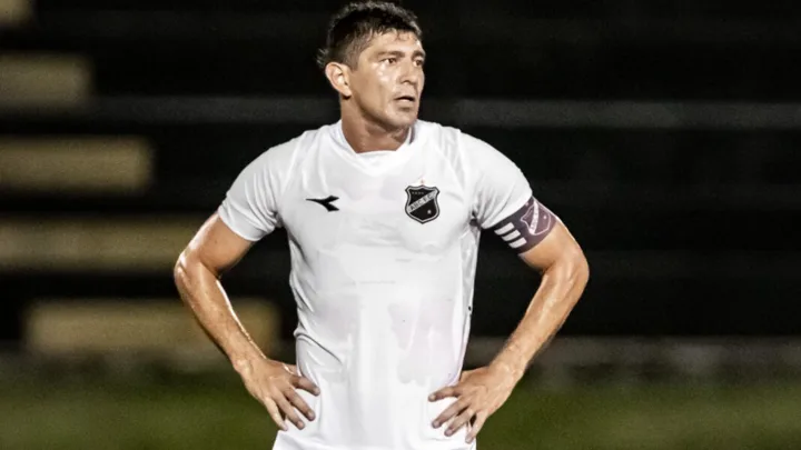 Edson Felipe da Cruz, meia do ABC, em ação durante partida da Copa do Nordeste 2026
