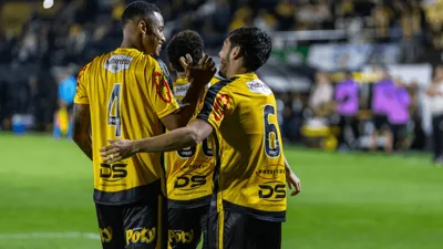 Jogadores do Novorizontino comemoram gol no Estádio Dr. Jorge Ismael de Biasi pela Série B 2026