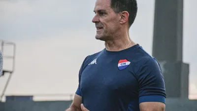 Víctor Bernay, treinador argentino do Nacional, observa o jogo na Copa Sudamericana 2026