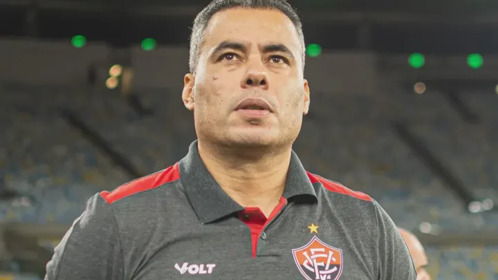 Jair Ribeiro Ventura no banco de reservas do Vitória durante partida do Brasileirão Série A 2026