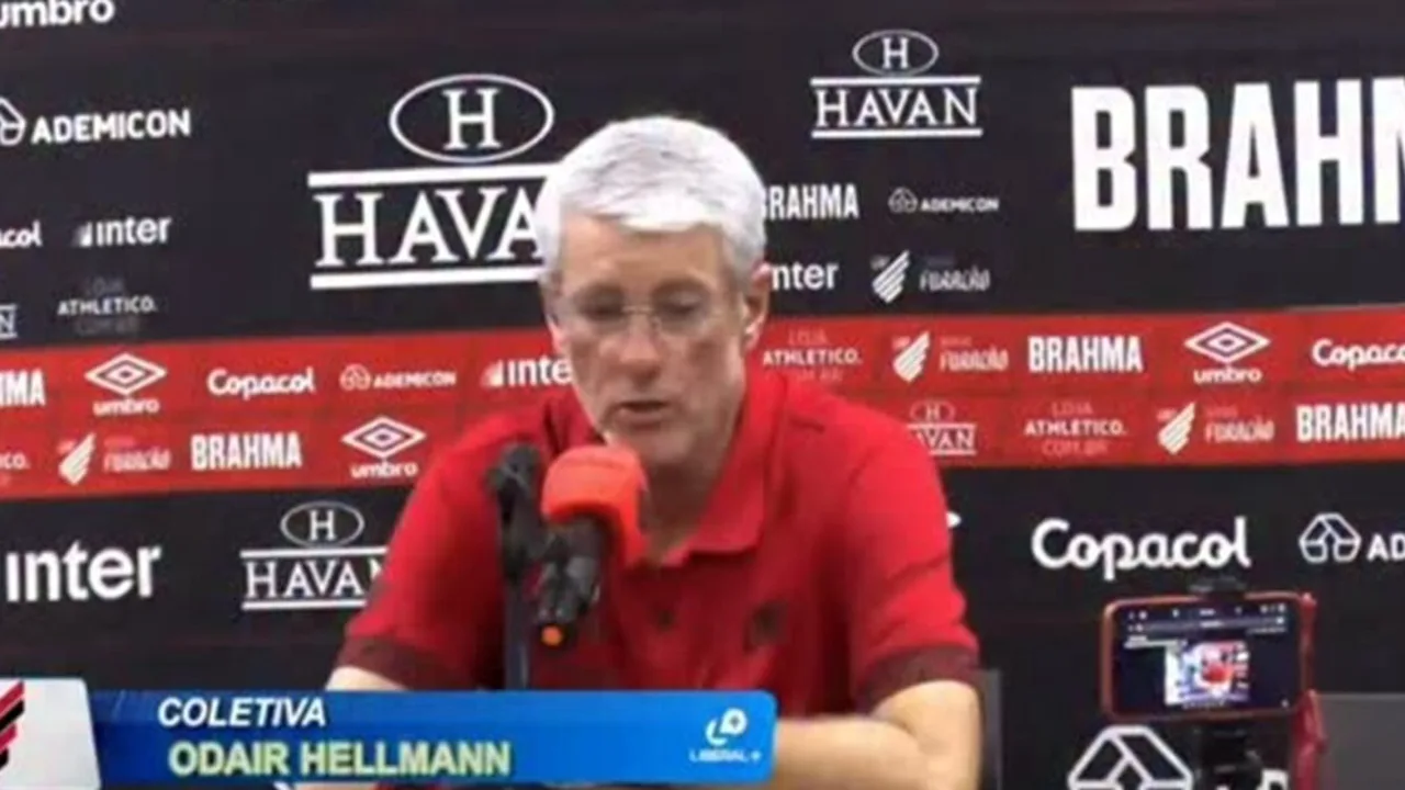 Odair Hellmann, treinador do Athletico PR, na beira do campo durante partida do Brasileirão 2026