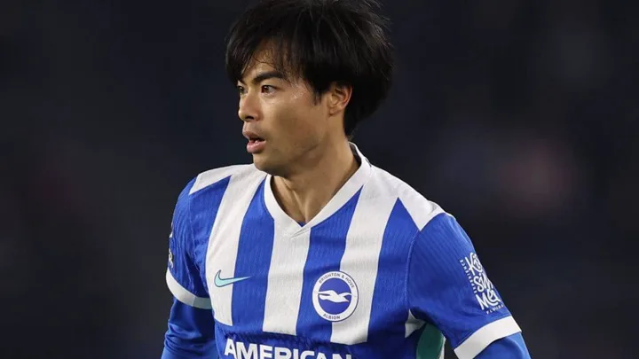 Kaoru Mitoma pelo Brighton e Benjamin Sesko pelo Manchester United em ação na Premier League 2025/2026