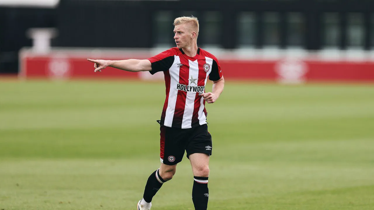 Keane Lewis-Potter com a camisa do Brentford e Douglas Teixeira com a camisa do Avaí em lances da temporada 2026