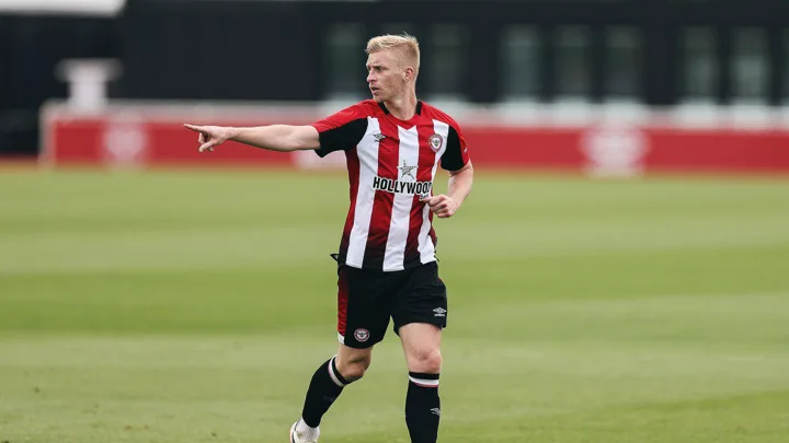 Keane Lewis-Potter com a camisa do Brentford e Douglas Teixeira com a camisa do Avaí em lances da temporada 2026