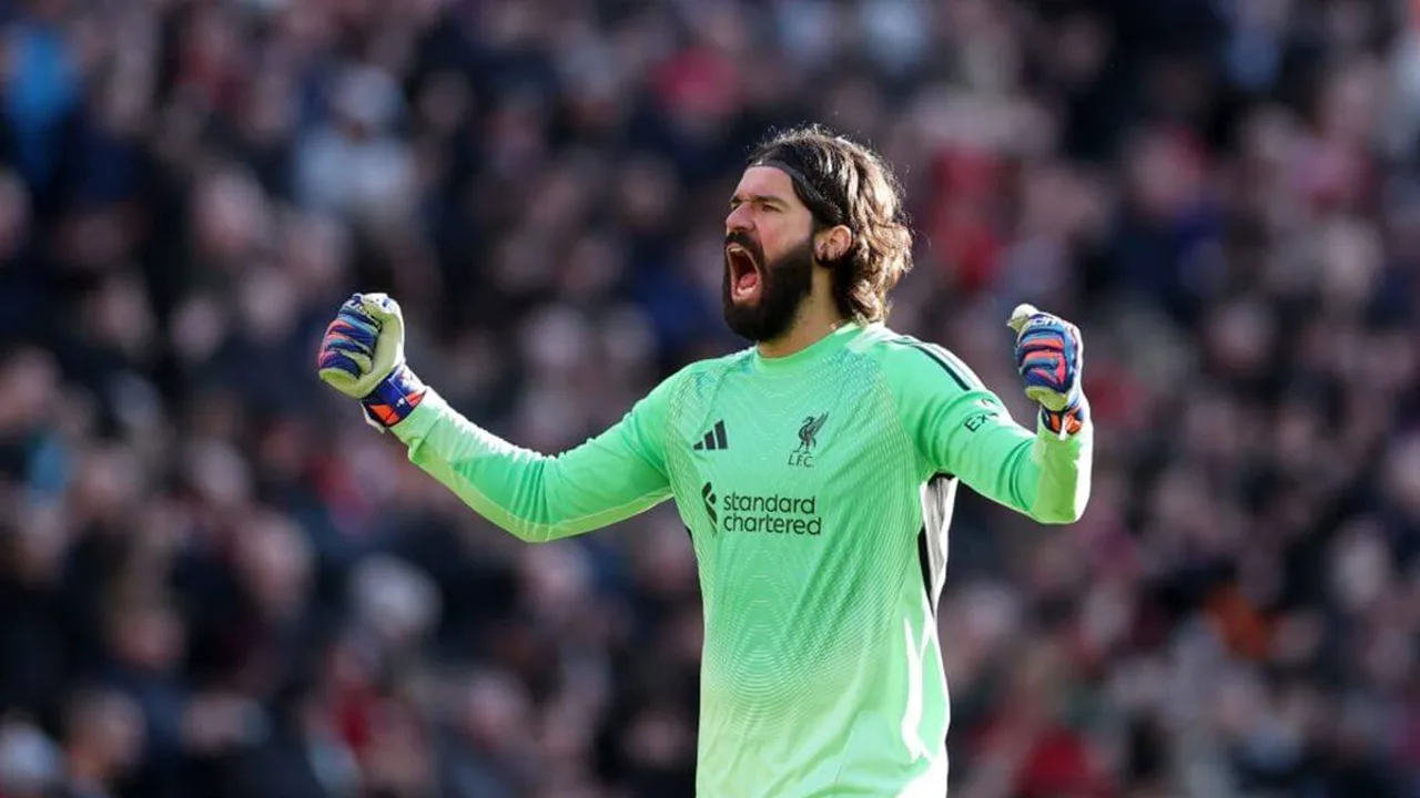 Alisson Becker, goleiro do Liverpool, vestindo a camisa 1 vermelha durante partida da Premier League
