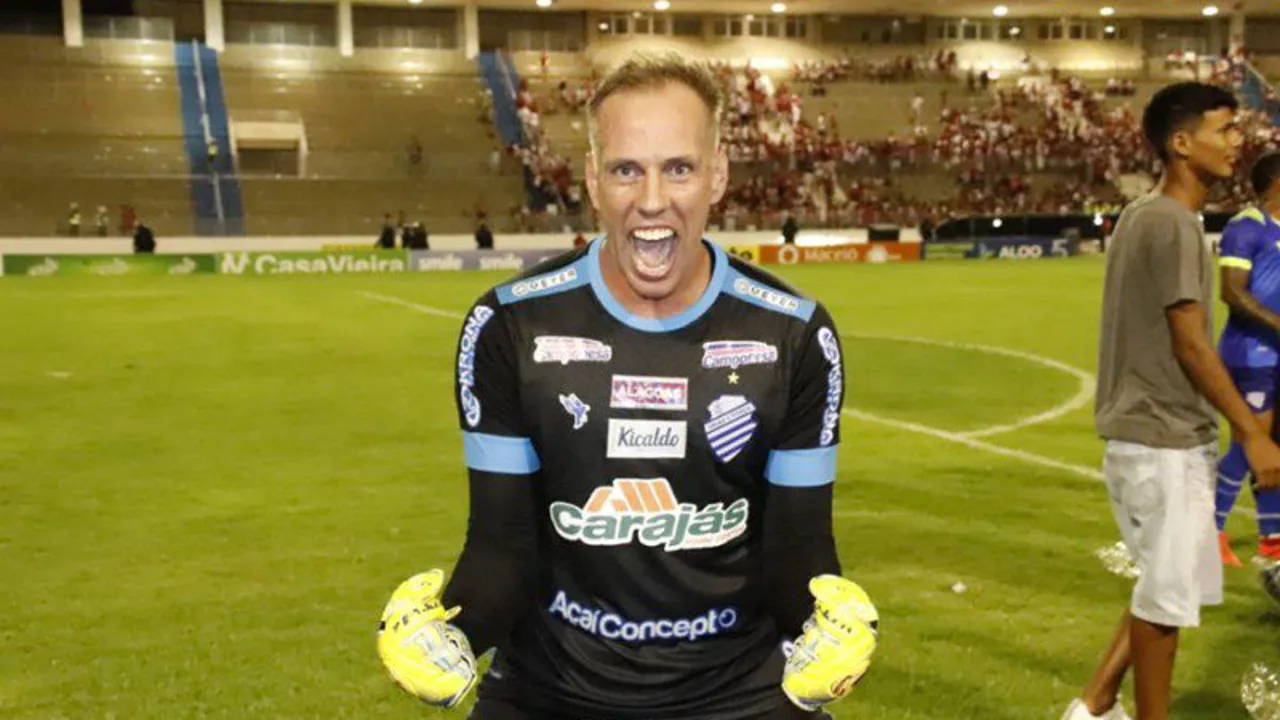 João Carlos, goleiro do Cuiabá, com a camisa 1 durante partida do Brasileirão Série A 2026