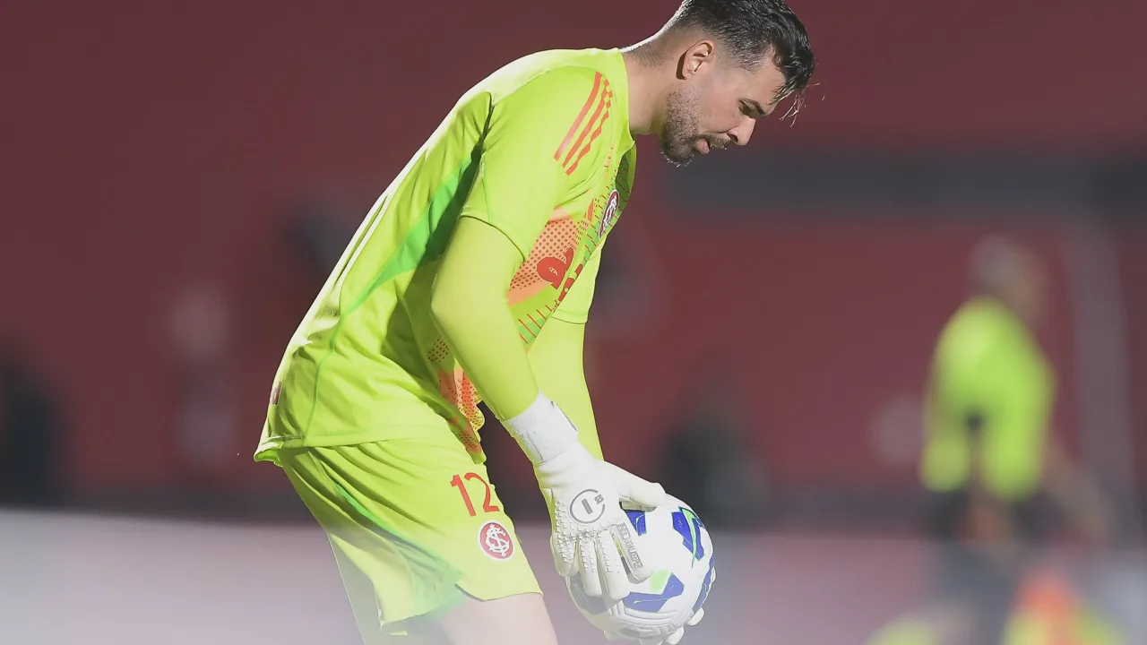 Ivan, goleiro do Remo, posicionado sob as traves durante partida do Brasileirão Série B 2026