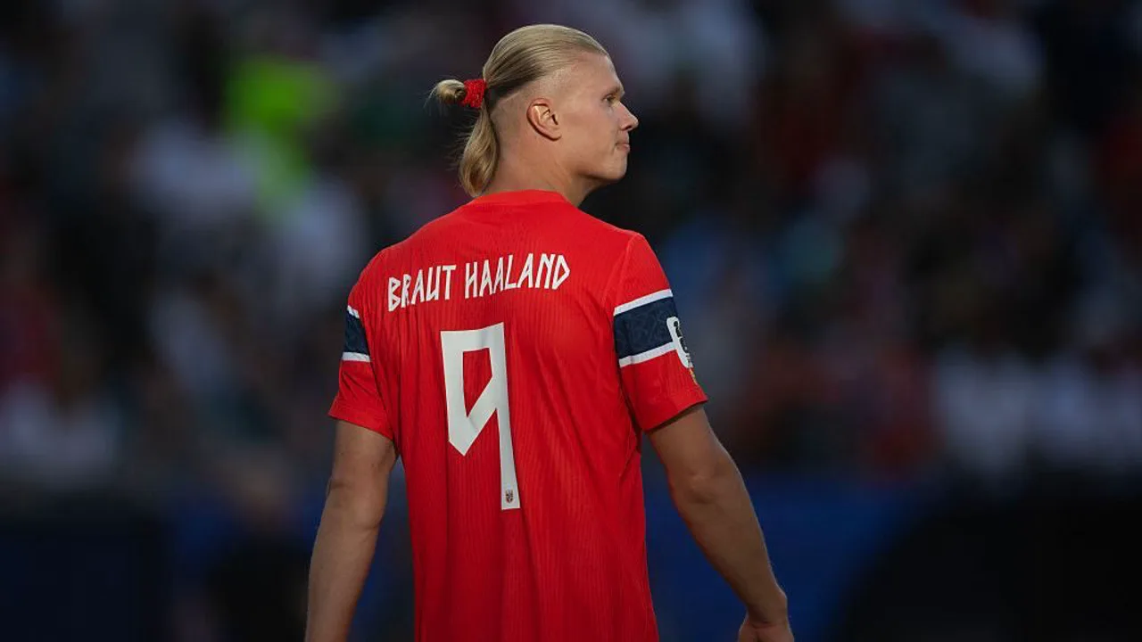 Erling Haaland em campo pela Noruega na Copa do Mundo 2026, uniforme azul, comemorando gol