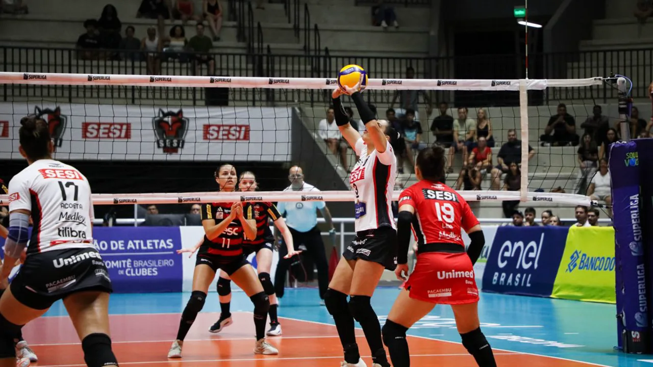 Jogadoras do Sesi Bauru W comemoram virada sobre o SESC-RJ W na Superliga Feminina em novembro de 2024