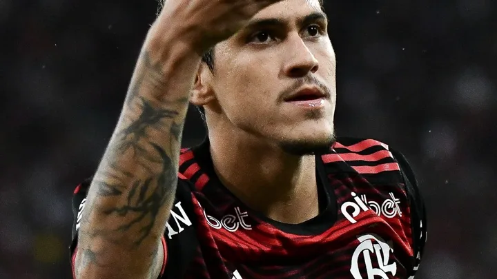 Pedro com a camisa do Flamengo e Jordan Larsson com a do PSG em lances pela Champions League 2025/2026