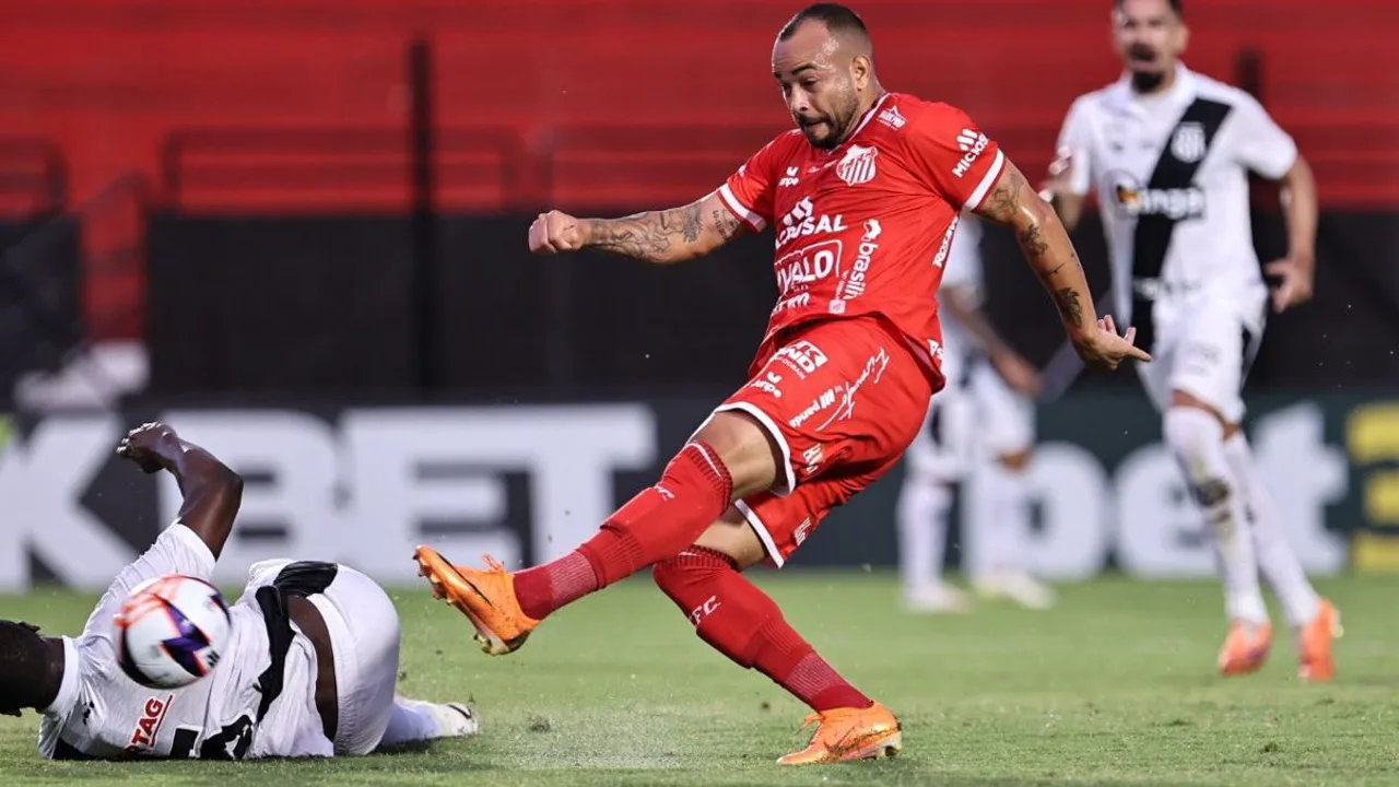 Felipe Azevedo, atacante do Botafogo-PB, em ação durante partida da Copa do Nordeste 2026