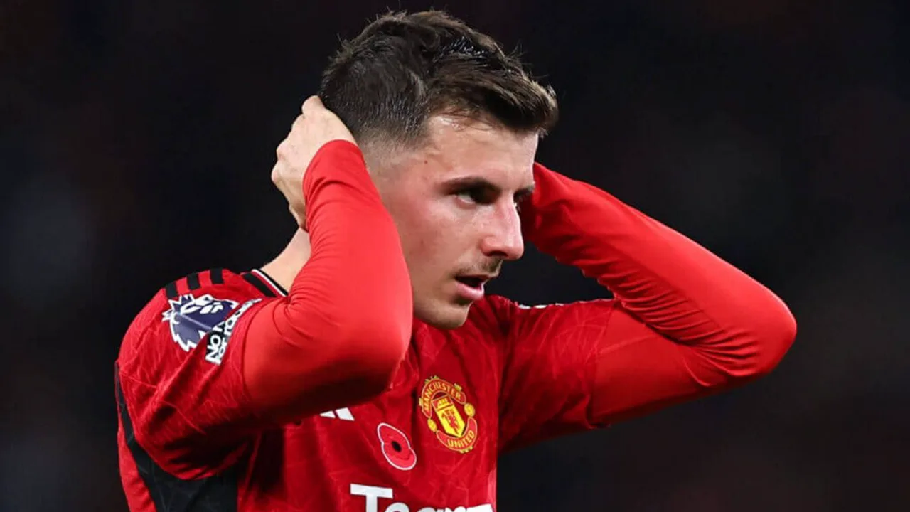 Mason Mount com a camisa 7 do Manchester United conduzindo a bola em Old Trafford