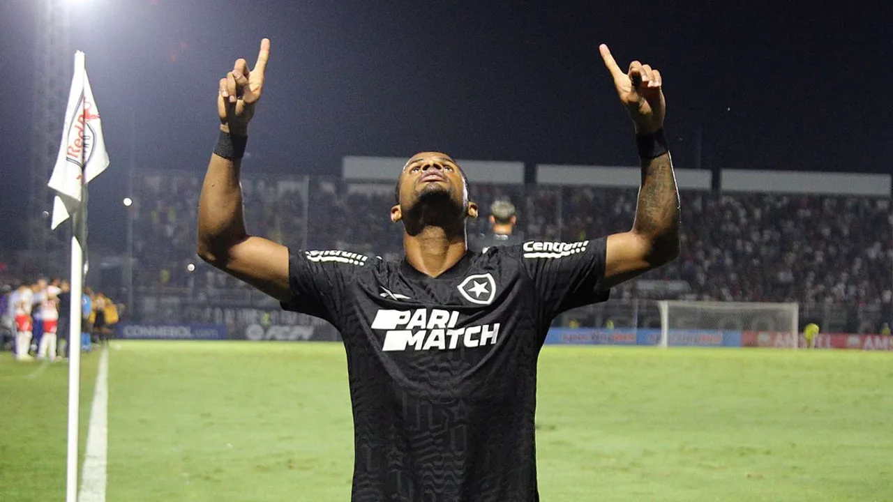 Júnior Santos, atacante do Botafogo de camisa 17, em ação no Brasileirão Série A 2026