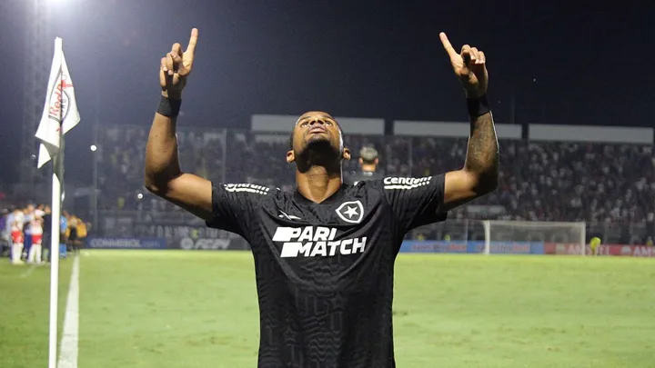Júnior Santos, atacante do Botafogo de camisa 17, em ação no Brasileirão Série A 2026