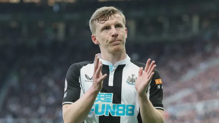 Matt Targett, zagueiro australiano do Newcastle United, em ação defensiva na Premier League 2025/2026