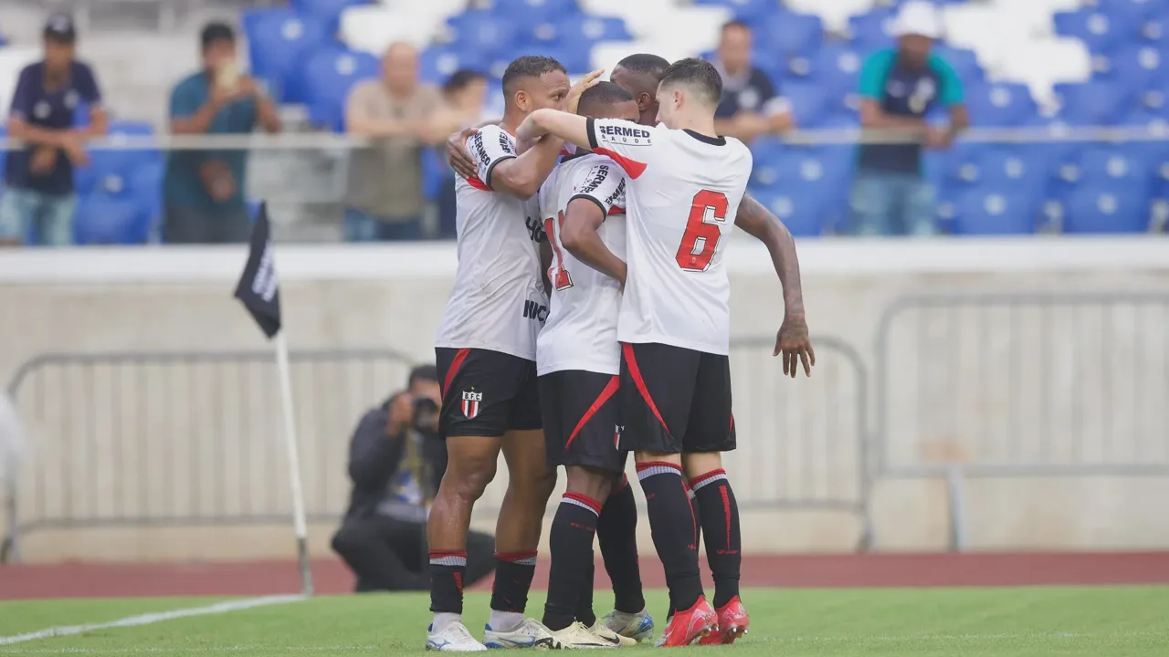 Jogadores do Botafogo SP celebram virada sobre o Avaí por 2 a 1 no Estádio Santa Cruz na Série B 2026