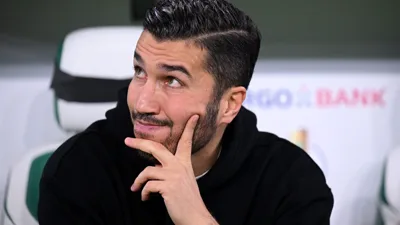 Nuri Şahin, treinador turco do Bolívar, à beira do campo durante partida da Copa Sulamericana 2026