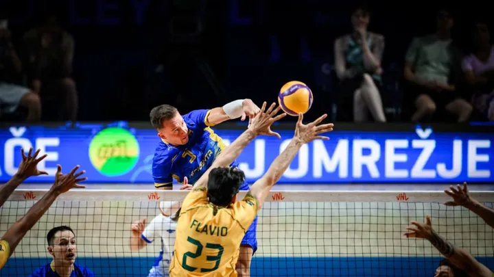 Jogadores de vôlei executando sequência de três toques — recepção, levantamento e ataque em quadra