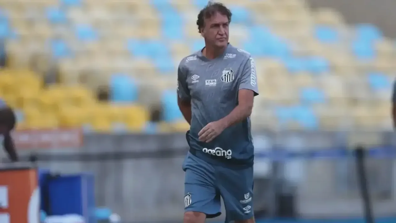 Alexi Stival, treinador do Santos, observando o jogo no banco de reservas durante o Brasileirão 2026
