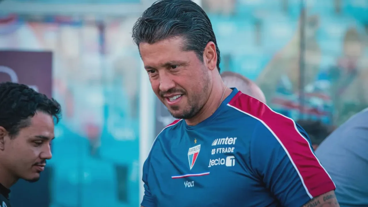 Thiago Carpini no banco de reservas do Fortaleza durante partida do Brasileirão Série A 2026