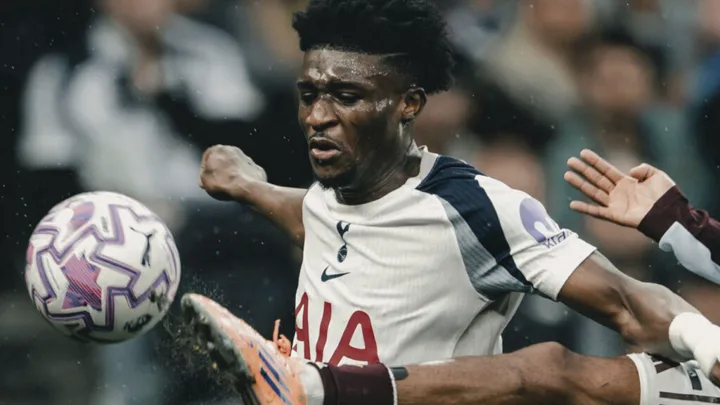 Mohammed Kudus pelo Tottenham e Ronaldo Tavares pelo Athletic Club, lado a lado em ação ofensiva