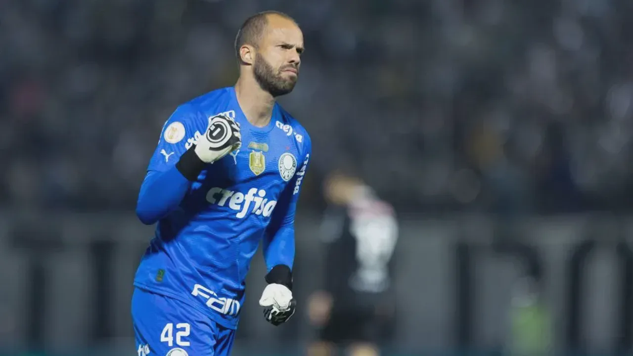 Marcelo Lomba, goleiro do Palmeiras, posicionado entre as traves durante partida do Brasileirão Série A 2026