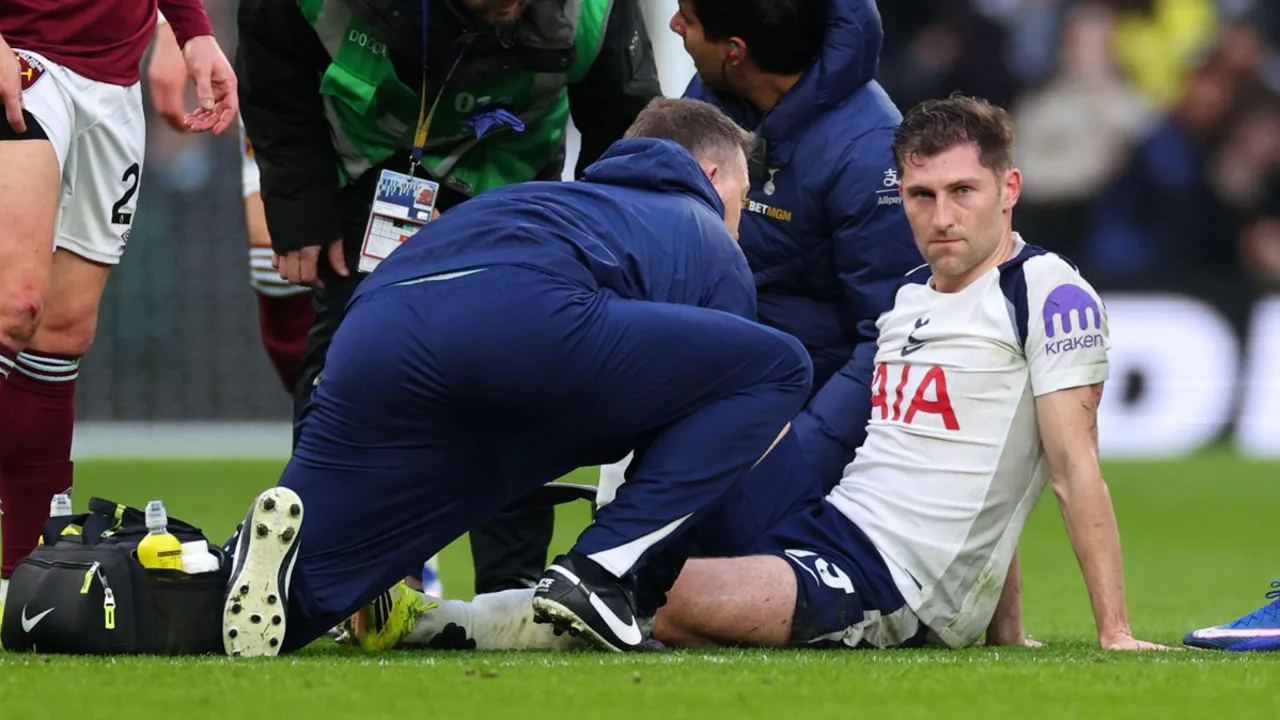 Ben Davies, zagueiro do Tottenham, de camisa 33, em posição defensiva durante partida da Champions League 2025/2026
