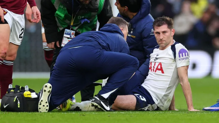 Ben Davies, zagueiro do Tottenham, de camisa 33, em posição defensiva durante partida da Champions League 2025/2026